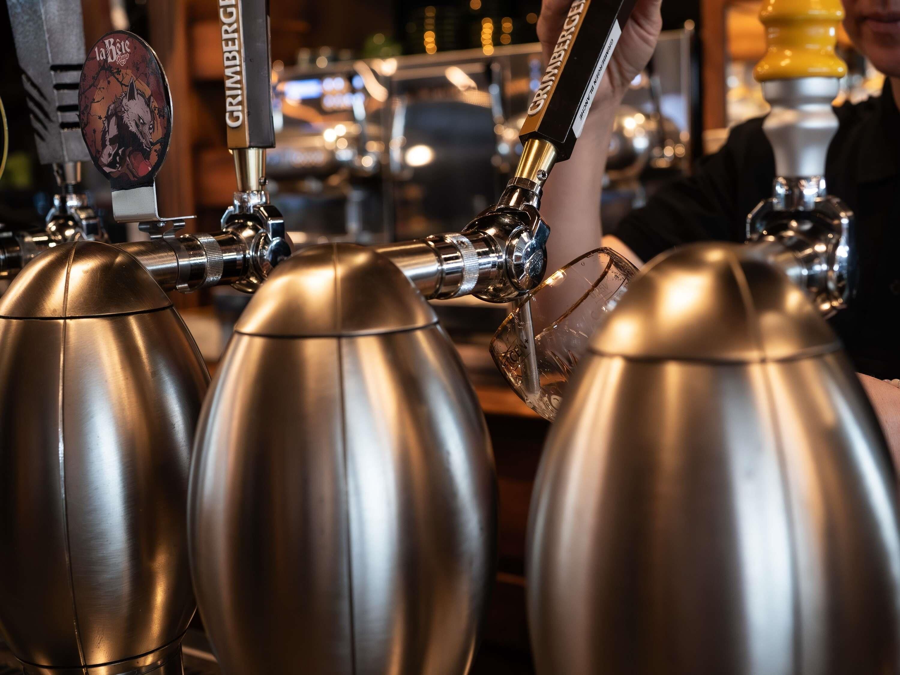Un robinet portant une étiquette avec l’inscription « Grimberg » et une poignée de robinet à bière.