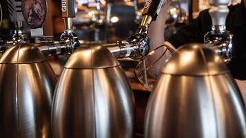 Un robinet portant une étiquette avec l’inscription « Grimberg » et une poignée de robinet à bière.