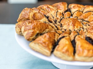 Une assiette de pâtisseries disposées sur une assiette blanche.