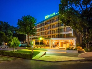 Un hôtel à plusieurs étages, reconnaissable à son enseigne bien visible indiquant « ibis Styles ».