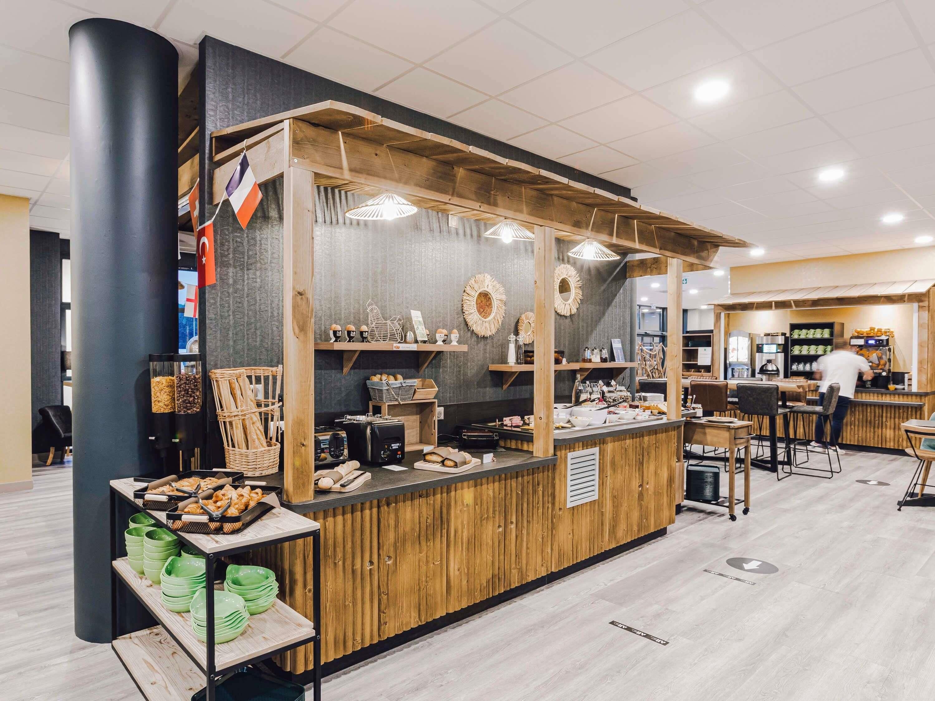 بوفيه فطور يوميًا بتكلفة قدرها (10 EUR للشخص)