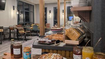 Morgenmadsbuffet hver dag (10 EUR pr. person)