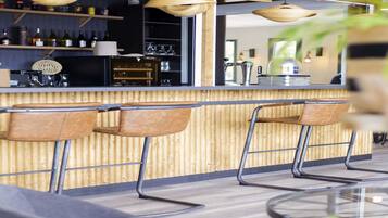 Sert le déjeuner et le dßner