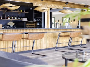 Serviert Mittagessen und Abendessen