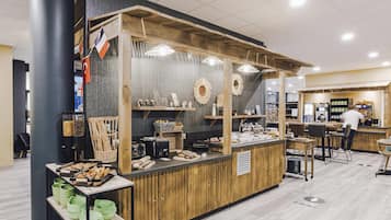 Desayuno buffet diario (EUR 10 por persona)