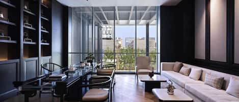 2 restaurants; breakfast, lunch, dinner, and brunch served