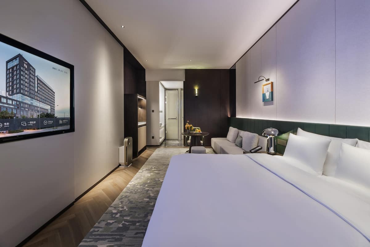 Deluxe Room, 1 King Bed | Minibar, in-room safe, free WiFi, bed sheets