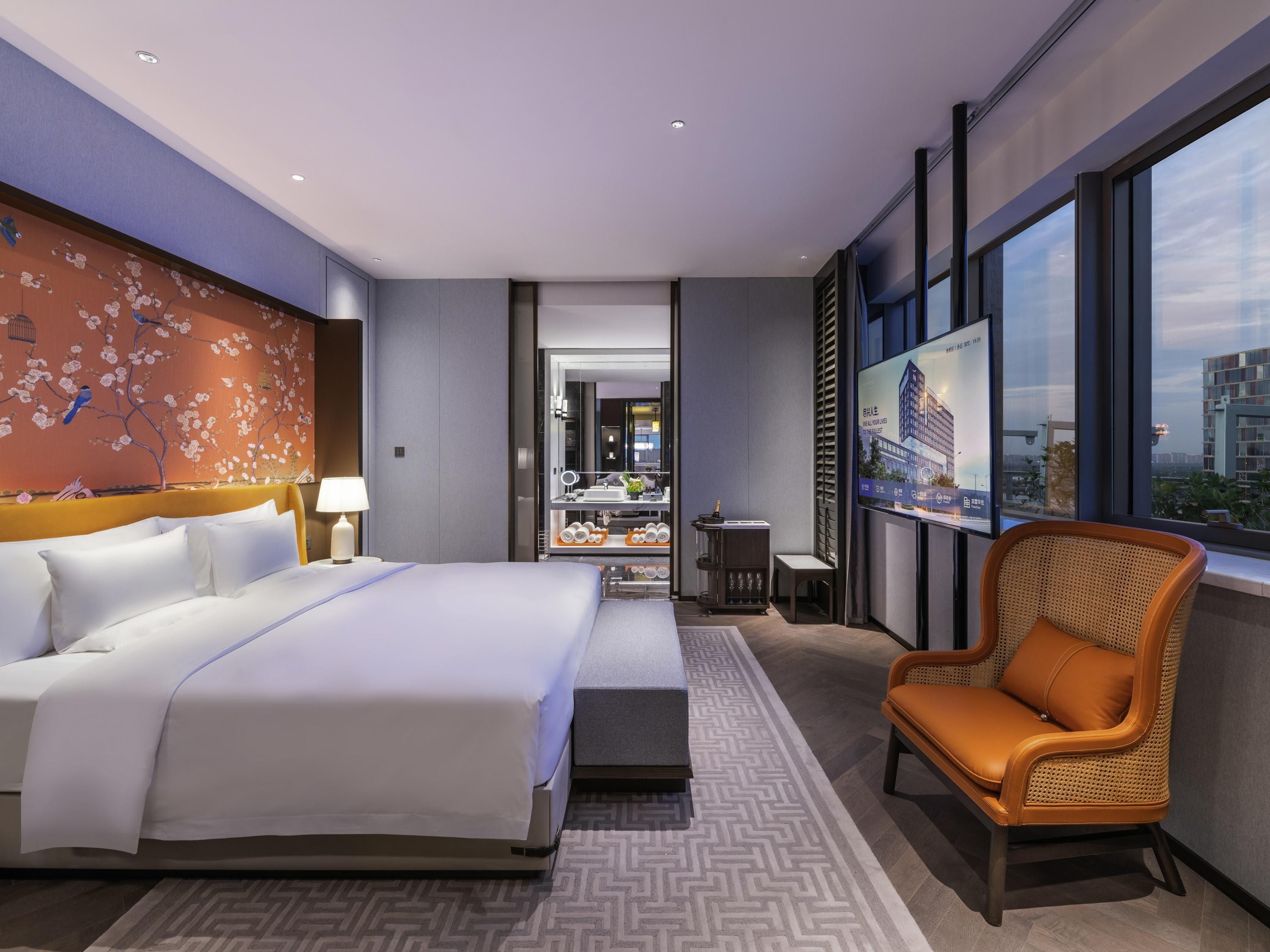 Minibar, brankas, Wi-Fi gratis, dan seprai linen
