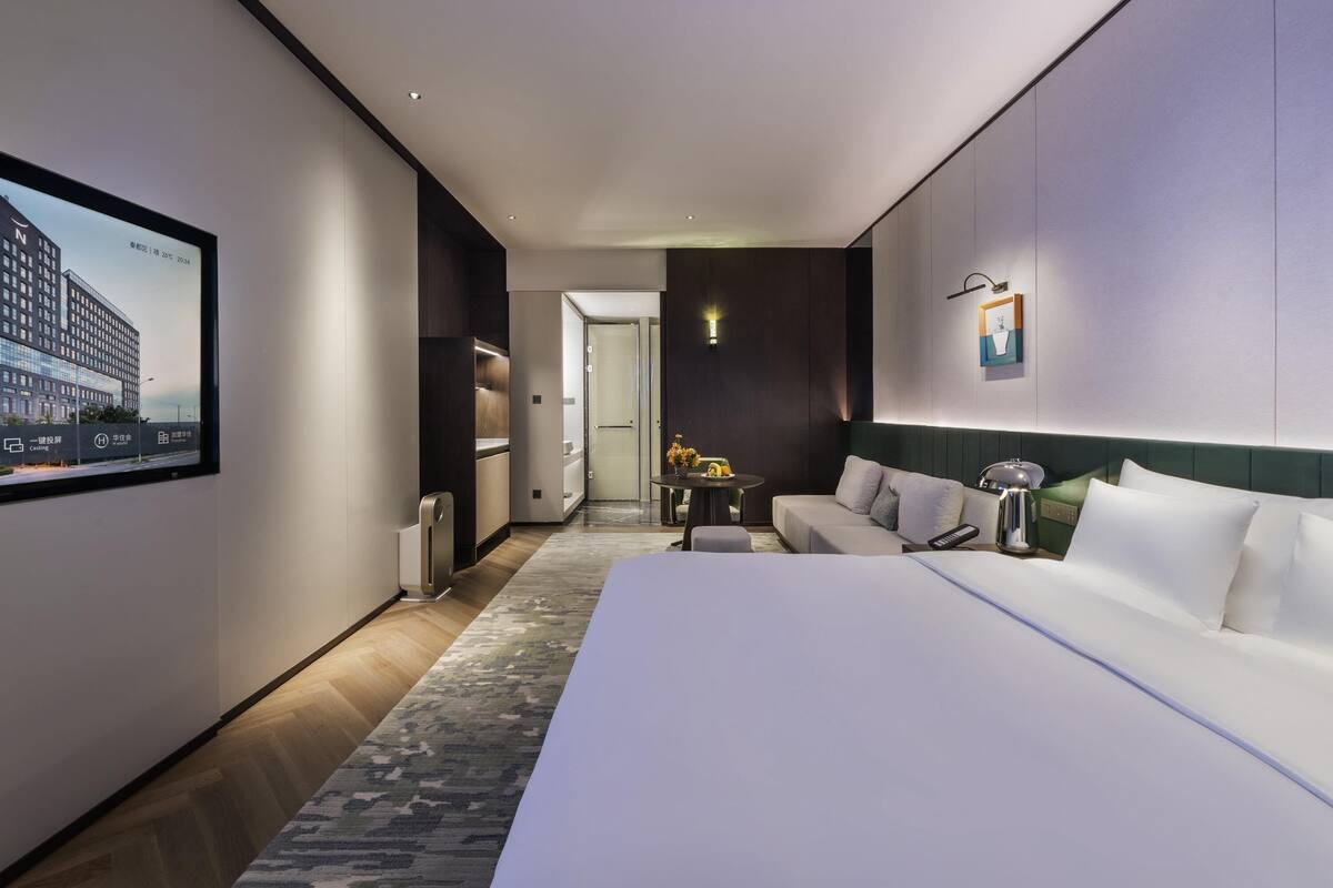 Deluxe Room, 1 King Bed | Minibar, in-room safe, WiFi (free), bed sheets