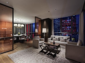 Här finns 2 restauranger som serverar frukost.