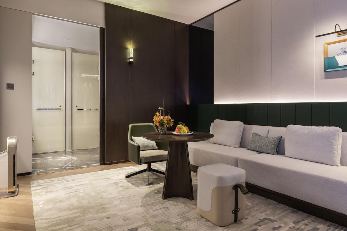 Room, 1 King Bed (Privilege) | Minibar, in-room safe, free WiFi, bed sheets