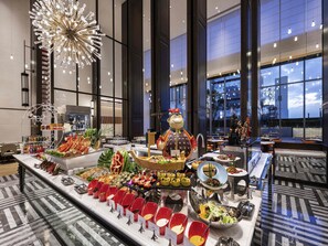 Un buffet proposant une variété de plats et agrémenté d’une grande pièce décorative.