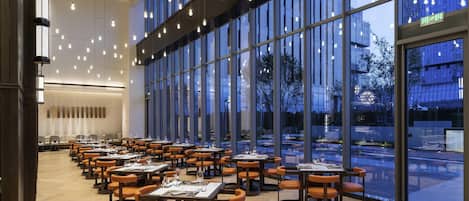 2 間餐廳;供應早餐、午餐、晚餐;多國菜