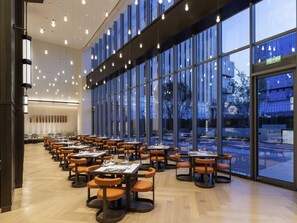 2 restaurantes; se sirven desayunos, almuerzos, cenas y brunches