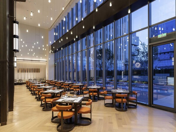 2 restaurantes, café da manhã, culinária internacional