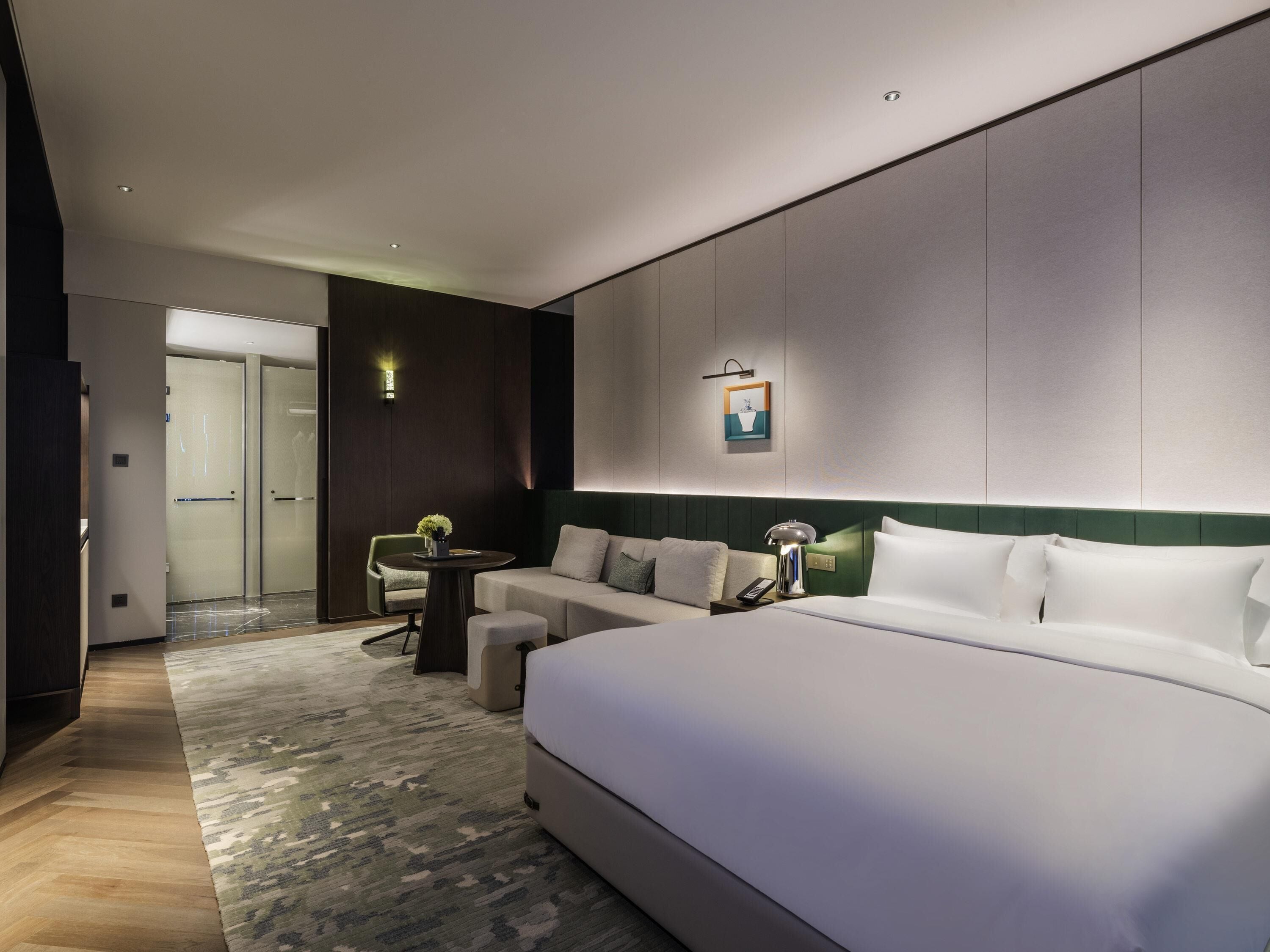 Habitación Deluxe, 1 cama King size | Minibar, caja de seguridad en la habitación, wifi gratis y ropa de cama 