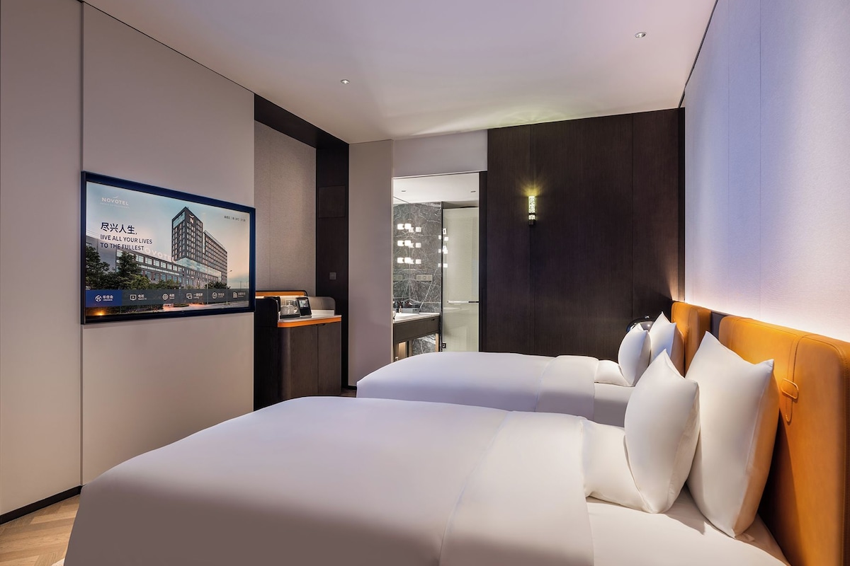 Superior Double Room, 2 Twin Beds | Minibar, in-room safe, WiFi (free), bed sheets