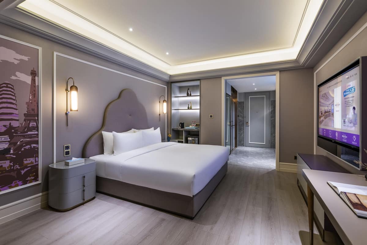 Superior Room, 1 King Bed | Minibar, free WiFi