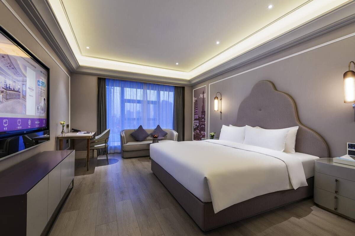 Deluxe Room, 1 King Bed | Minibar, free WiFi