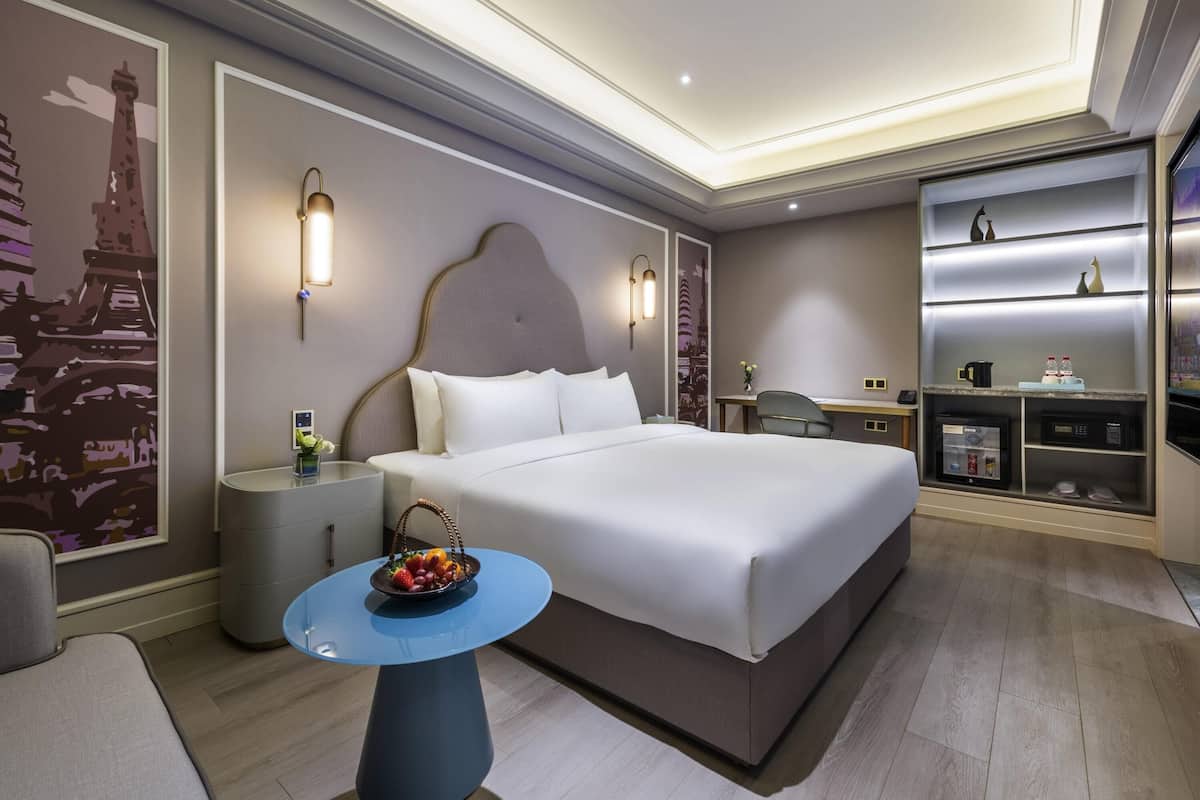 Standard Room, 1 King Bed