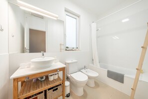 Badewanne, Haartrockner, Handtücher