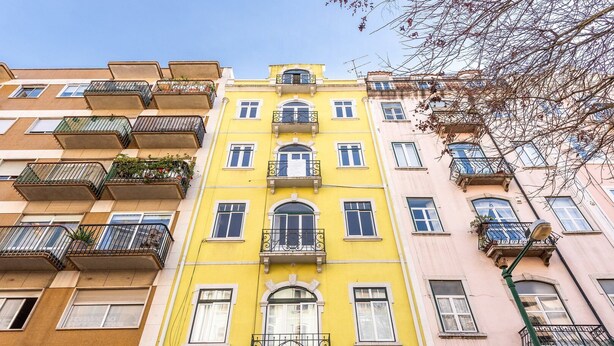 A multi-story building with balconies, large windows, and a central entrance. - GuestReady - Tower- 3 Bedroom Apt in Saldanha (Lisboa)