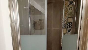 Dusche, Haartrockner, Handtücher, Seife