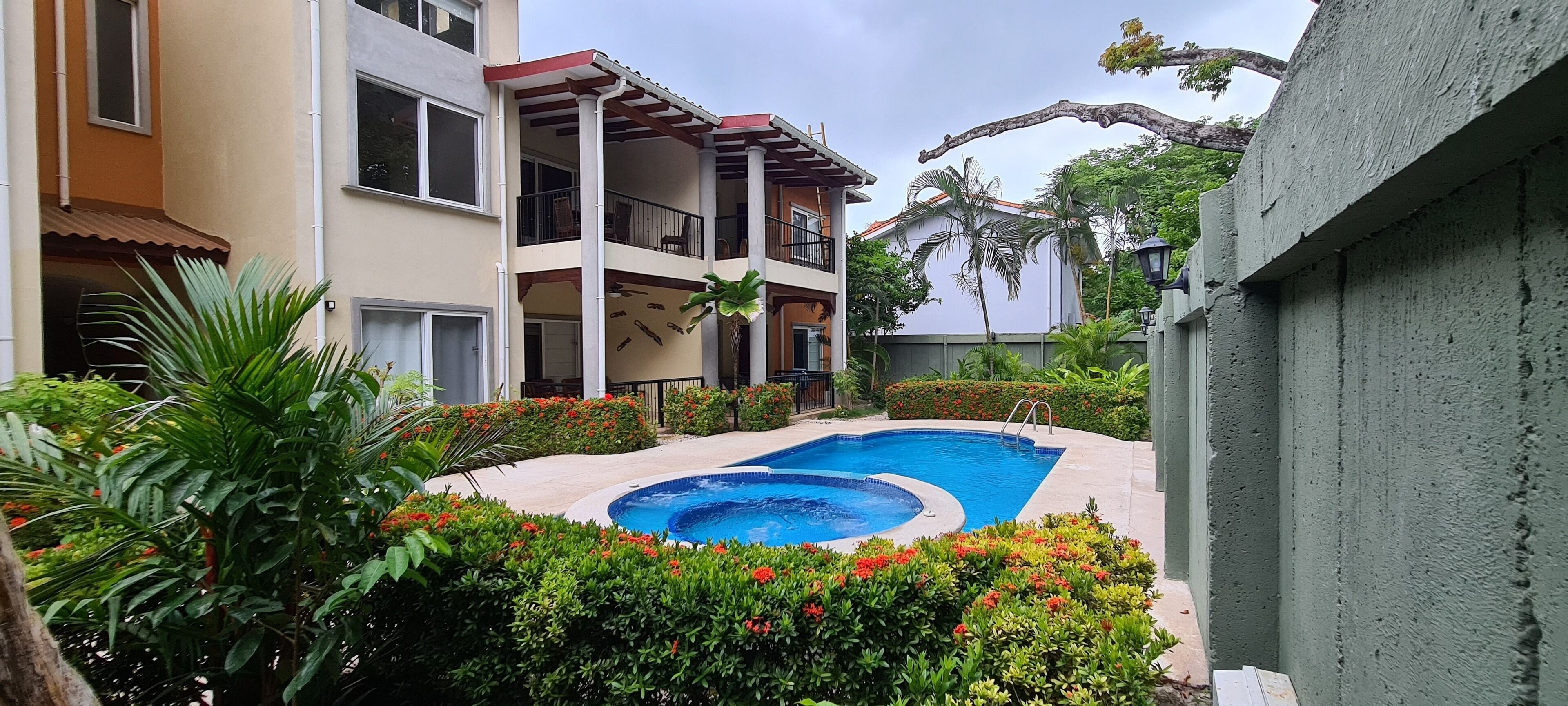 Utendørsbasseng og et oppvarmet basseng