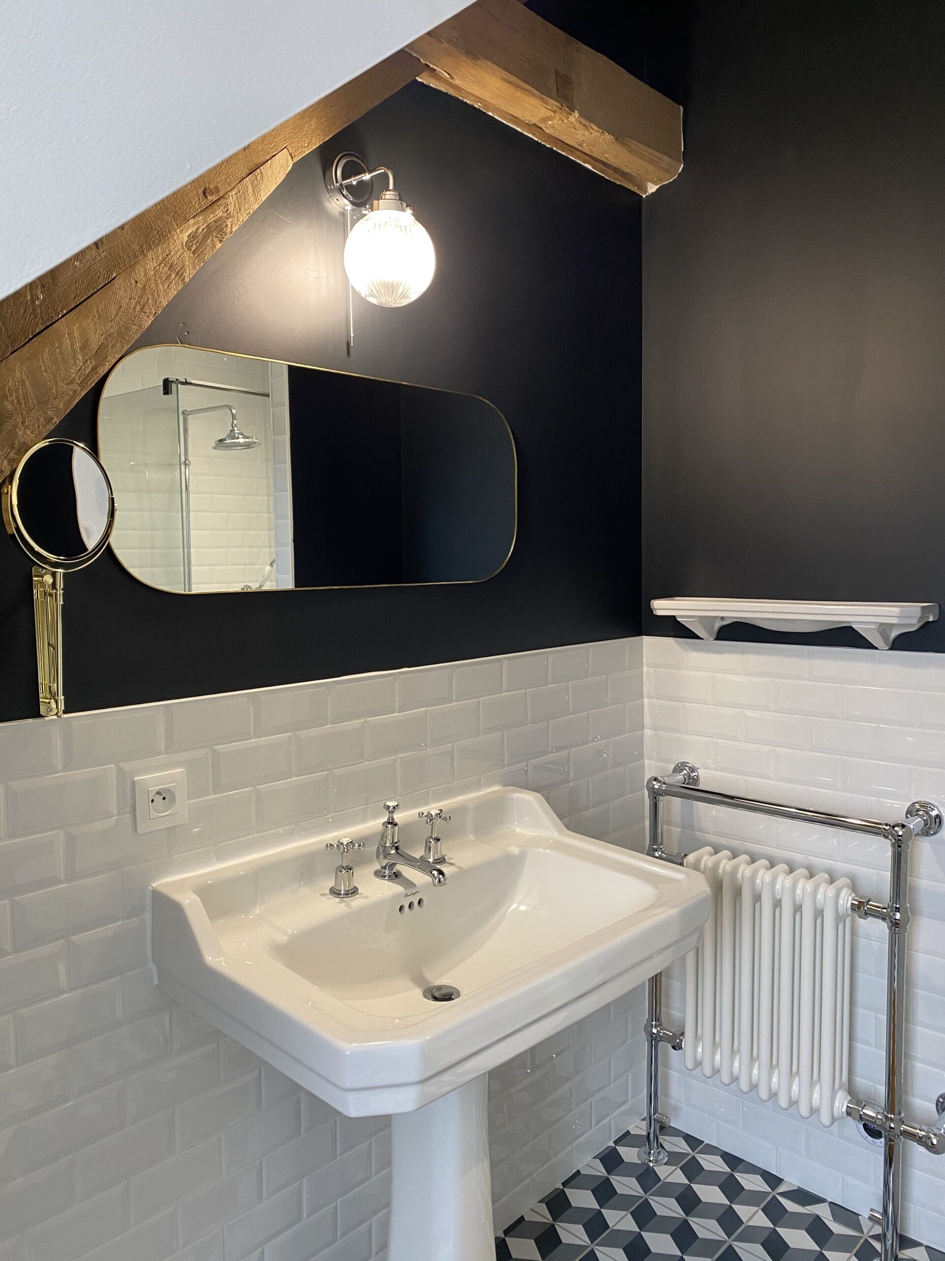 Un bagno moderno con un lavandino bianco, uno specchio e una doccia.