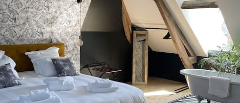 Romantic Double Room, Private Bathroom, City View