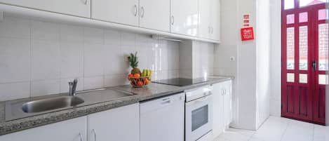 Refrigerador, microondas, parrilla de estufa y cafetera y tetera