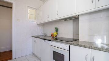 Kühlschrank, Mikrowelle, Herdplatte, Wasserkocher mit Kaffee-/Teezubehör