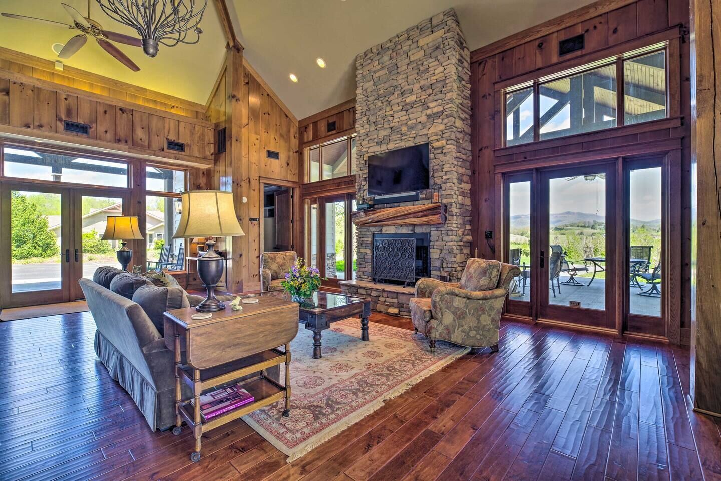 Älytelevisio, takka, videopelejä, DVD-soitin