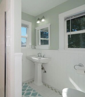 A bathroom with a pedestal sink, a window with a view, and a towel rack. - Across from The Barlow/Wine country (Sebastopol)