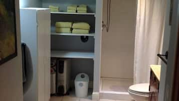 Doccia, asciugacapelli, asciugamani, sapone