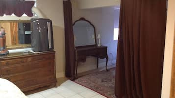 2 habitaciones, escritorio y tabla de planchar con plancha