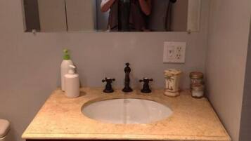 Dusj, hårføner, håndklær og såpe