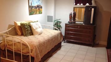 2 habitaciones, escritorio y tabla de planchar con plancha