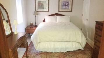 2 soverom, skrivebord, strykejern/-brett og reiseseng for barn