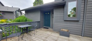 Outdoor dining - Golf Condo 2 miles from Good Harbor beach (Cedar)