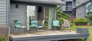 Outdoor dining - Golf Condo 2 miles from Good Harbor beach (Cedar)