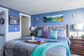 3 bedrooms, iron/ironing board, travel cot, free WiFi - Vibrant 3BR Craftsman w/Patios & Fire Pits (Seattle)