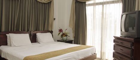 2 dormitorios, tabla de planchar con plancha, cuna de viaje