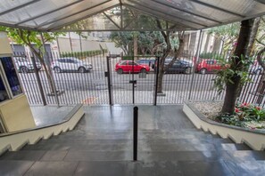 المنطقة المحيطة بالمنشأة