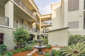 Property grounds - Salt Air Villas #214 | Close to Beach | Pool & Gated Community (Saint Simons Island)