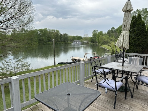 Vacation Rental Pet Friendly w/ Hot Tub Lakeview near Athens & Hocking Hills