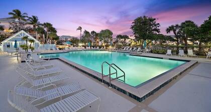 Lux Jupiter Bay condo w Fab Sunrise Lake Views close to beach
