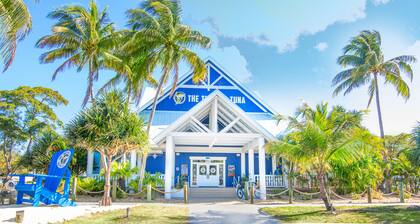 Lux Jupiter Bay condo w Fab Sunrise Lake Views close to beach