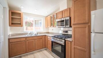 Fridge, microwave, stovetop, dishwasher