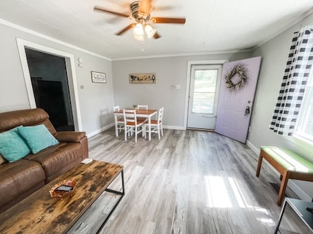 Smart TV, DVD player. Cozy Serene home off 55 Queen Bed Smart TVs Wi-Fi